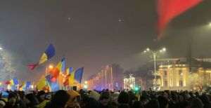 Jandarmii, provocaţi de protestatarii rămaşi